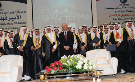 أمير تبوك يرعى حفل تخريج طلاب وطالبات جامعة فهد بن سلطان 