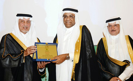 الأمير خالد الفيصل يكرم مجموعة صافولا لدعمها ملتقى الأسر المنتجة 