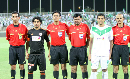 العواجي ومساعداه نجحوا في مباراة الأهلي والشباب رغم صعوبتها