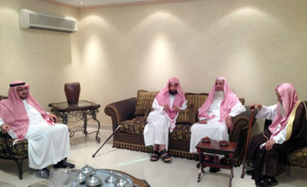 سماحة المفتي العام للمملكة ووزير الشؤون الإسلامية يزوران الدكتور خالد الرومي 