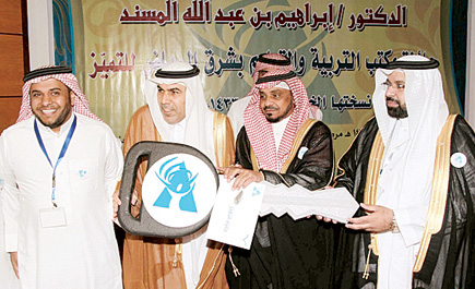 التربية والتعليم تكافئ معلما متميزا في الرياض بسيارة ثمينة