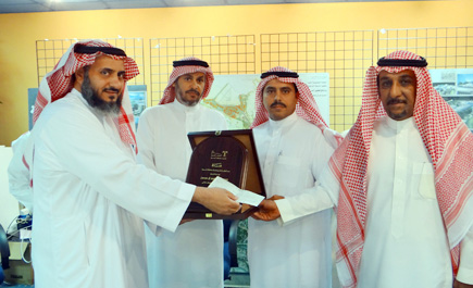 بلدي محافظة الدرعية يكرم الموظف المتميز 