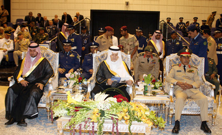 نائب وزير الدفاع رعى تخريج طلبة كلية الملك فيصل الجوية 