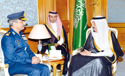 سمو ولي العهد يستقبل رئيس هيئة أركان القوات الجوية الباكستانية 