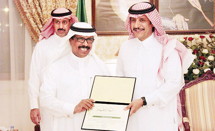 عبدالرحمن بن عبدالله يكرِّم اللجان التنظيمية لزيارة أمير الرياض ونائبه للمجمعة 