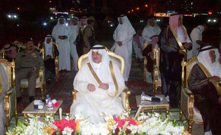 أمير منطقة تبوك يفتتح فعاليات مهرجان الورود والفاكهة ويترأس لجنة الحج