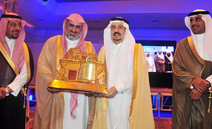 الأمير فيصل بن بندر: علينا أن نجعل هذا الوطن في طليعة الأمم بتكاتفنا وتعاملنا التعامل الحسن