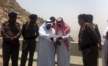 محافظ الطائف يتفقد طريق الطائف الهدا 