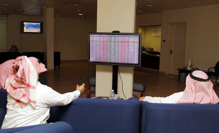 مستثمرو السوق السعودية يحولون الدفة نحو الأسهم الآمنة 