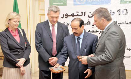 سفير المملكة لدى لبنان يسلم شحنة من التمور للاجئين الفلسطينيين
