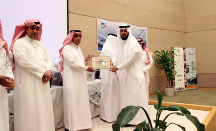 مدير مكتب التربية بغرب الرياض يكرِّم رواد النشاط المميزين