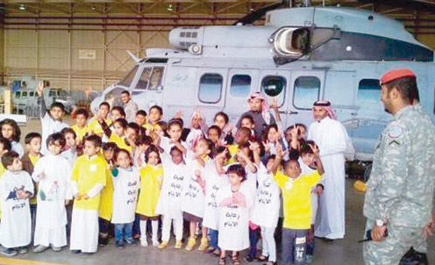 أيتام خميس مشيط يزورون قاعدة الملك خالد 