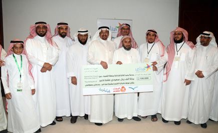 نائب وزير التربية يكرم الابتدائية الفائزة بالمركز الأول في مسابقة «فينا خير» 