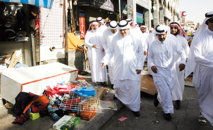 أمين منطقة الرياض يقوم بجولة شاملة على حي البطحاء 