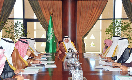 الأمير فهد بن سلطان يترأس اجتماع إدارة جمعية الملك عبد العزيز الخيرية 