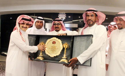 الأمير الوليد بن طلال يتبرع بـ(210000) ريال دعماً لنادي الدّرع بالدوادمي 