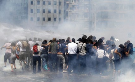 الشرطة استخدمت خراطيم المياه والغاز المسيل للدموع لتفريق المتظاهرين 