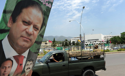نواز شريف رئيساً للحكومة للمرة الثالثة في سابقة تاريخية بباكستان 