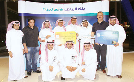 بنك الرياض يسلم الفائزين (10) سيارات موديل 2013 