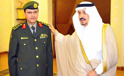 الأمير فيصل بن بندر يقلد مدير جوازات منطقة القصيم رتبته الجديدة 