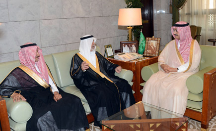 أمير منطقة الرياض يستقبل رئيس جمعية المكفوفين الخيرية بالمنطقة 