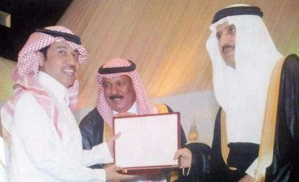 الأمير أحمد بن عبد العزيز يكرم رئيس جمعية الخريجين بمعهد العاصمة 