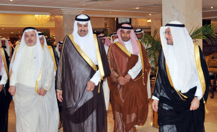 الأمير فيصل بن سلمان سلم جائزتها في دورتها الخامسة للدكتور عنقاوي 