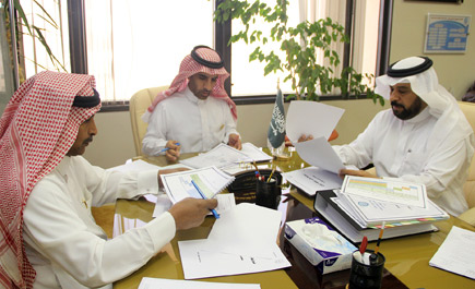 اجتماع لجنة جائزة الموظف المثالي بعمادة طلاب جامعة الملك سعود 