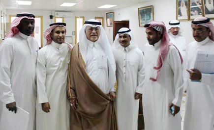 وزير الثقافة والإعلام يتفقد مكتبة جدة العامة