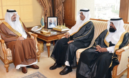 أمير منطقة عسير يستقبل وزير الزراعة ويقلد عدداً من الضباط رتبهم الجديدة