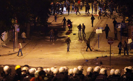 الاحتجاجات التركية مستمرة.. وأردوغان يلتقي غداً ممثلين للمتظاهرين 