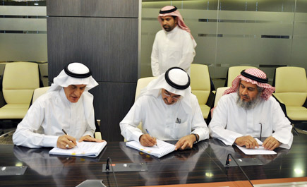 الكهرباء توقِّع عقوداً لإنشاء محطة بالمشاعر المقدسة