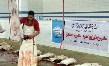 الندوة العالمية بجازان تنفذ مشروع توزيع لحوم النذور والعقائق 