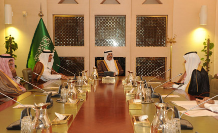 الأمير خالد بن بندر يجتمع بوزير الزراعة 