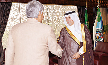 نائب وزير الدفاع يستقبل السفير الهندي 