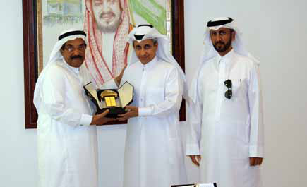 وفد المؤسسة القطرية لرعاية المسنين يزور مركز الأمير سلمان الاجتماعي 