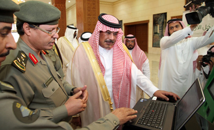 أمير منطقة الباحة يدشن خدمة (أبشر) ويستقبل رئيس وكالة الأنباء 