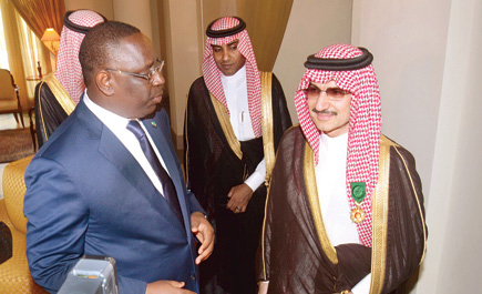 الرئيس  السنغالي يدعو الأمير الوليد للاستثمار  في السنغال ويمنحه أعلى وسام 