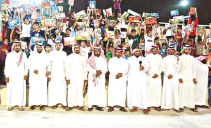 مئات الطلاب يحتفلون بنجاحهم في حوطة سدير 