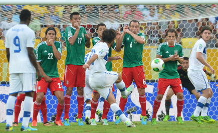كأس القارات: فوز إيطاليا على المكسيك ( 2-1 ) 