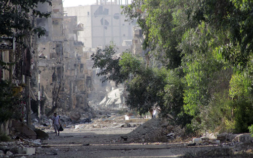قوات الأسد تقصف مخيم اليرموك للاجئين الفلسطينيين في دمشق بعد مقتل عدد من عناصرها 