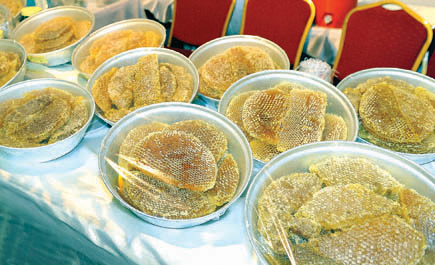 العسل.. ثقافة غذائية تحولت إلى سمة سياحية لهوية الباحة 