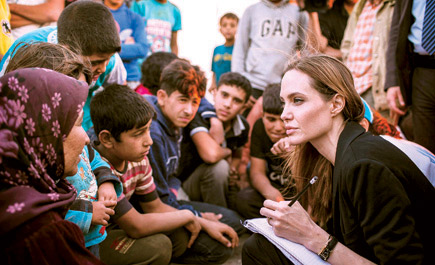 الأمريكية أنجيلينا جولي تستمع لمعاناة لاجئة سورية وآخرين 