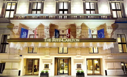 تاريخ عريق وحاضر مفعم بالحيوية وشعب مضياف