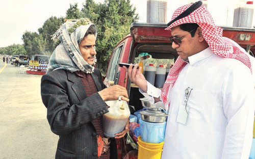 سوق العسل يشهد نشاطا استثنائيا في متنزهات عسير