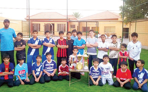 مدرسة علي بن أبي طالب بالزلفي تُكرم طلابها المتميزين رياضياً 