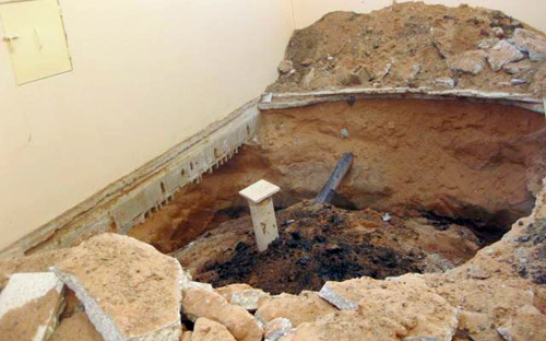 تصدعات المنازل وانهيار البيارات تثير مخاوف حي مركز الحسو بالمذنب .. !