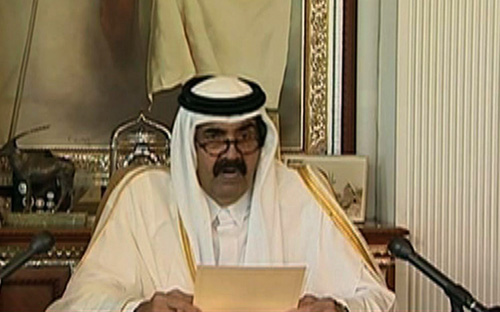أمير قطر يسلّم مقاليد الحكم في الدولة إلى ابنه الشيخ تميم بن حمد آل ثاني 
