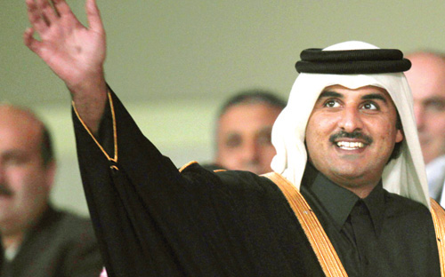 أمير قطر يسلم مقاليد الحكم  في الدولة إلى ابنه 