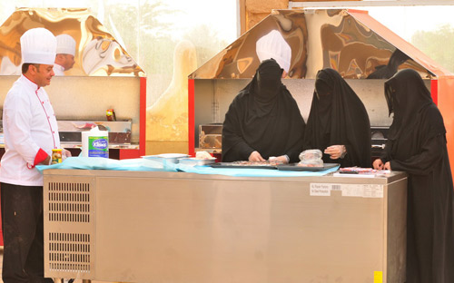 الشيف الميمان يدرب سيدات جمعية قطرة 